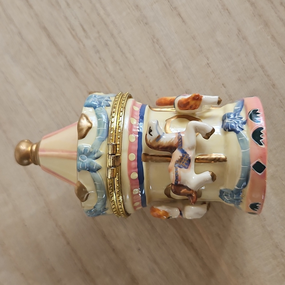 Small Carousel Ceramic Box - Picture 4 of 10
